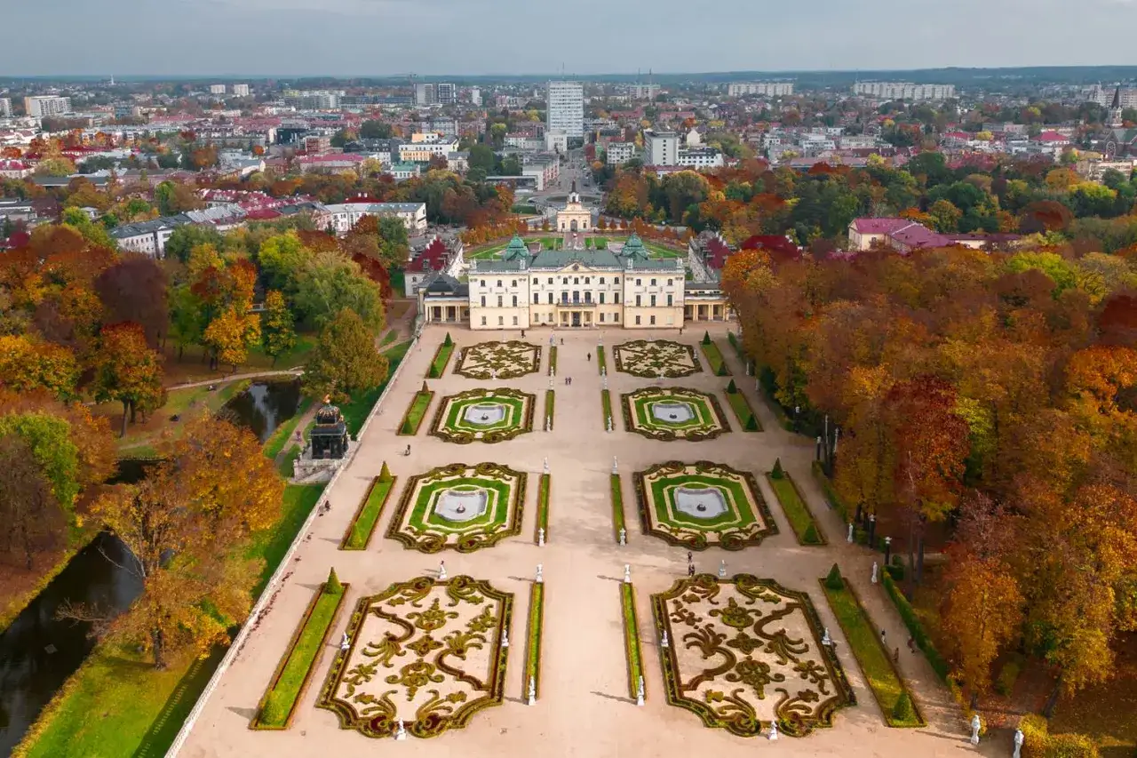 Pałac Branickich w Białymstoku jesienią. Idealne miejsce, gdzie na weekend w Polsce, by podziwiać barwy natury i architekturę.