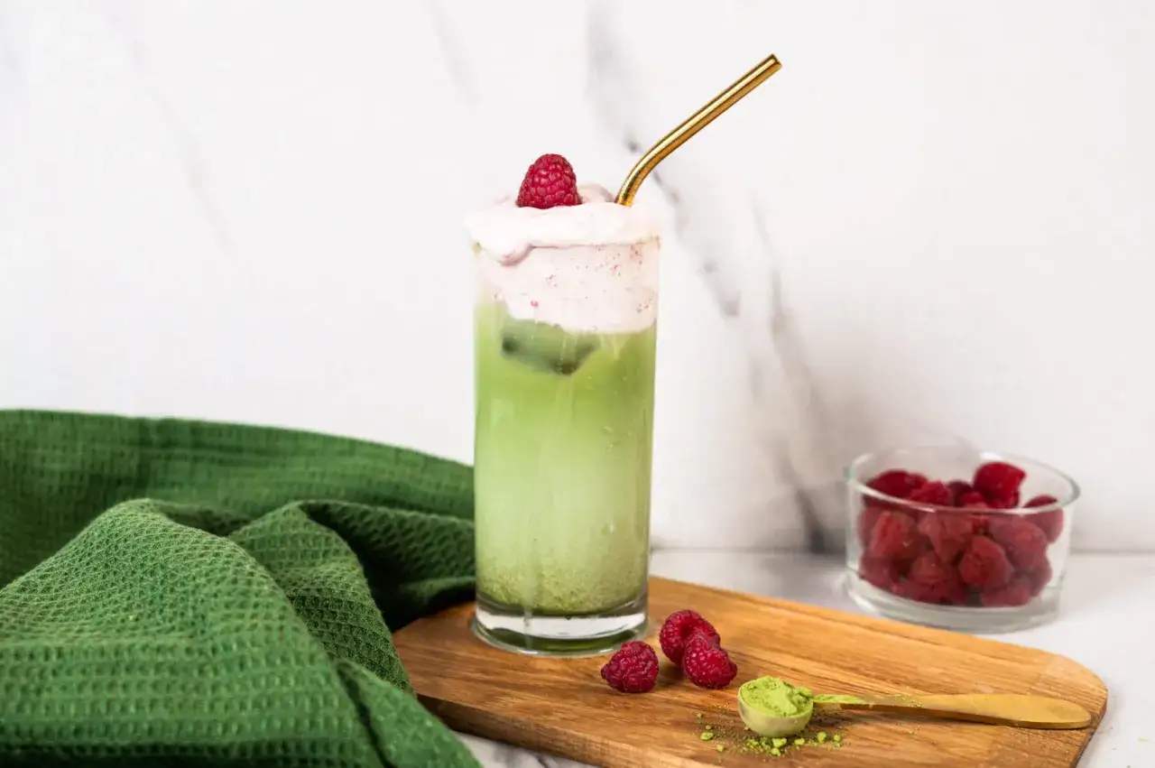 Orzeźwiający matcha latte z malinami i pianką. Idealny przepis na lato.