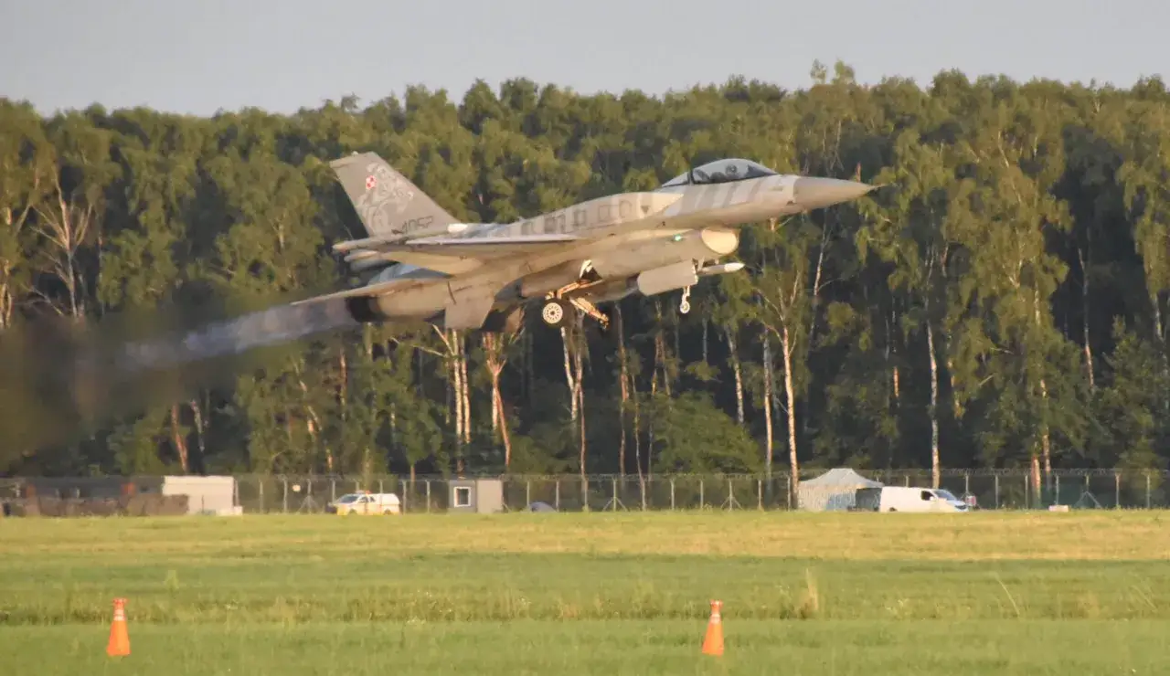 F-16 z polską szachownicą startuje, wydobywając kłęby dymu. To niezapomniany widok, kiedy air show w Radomiu!