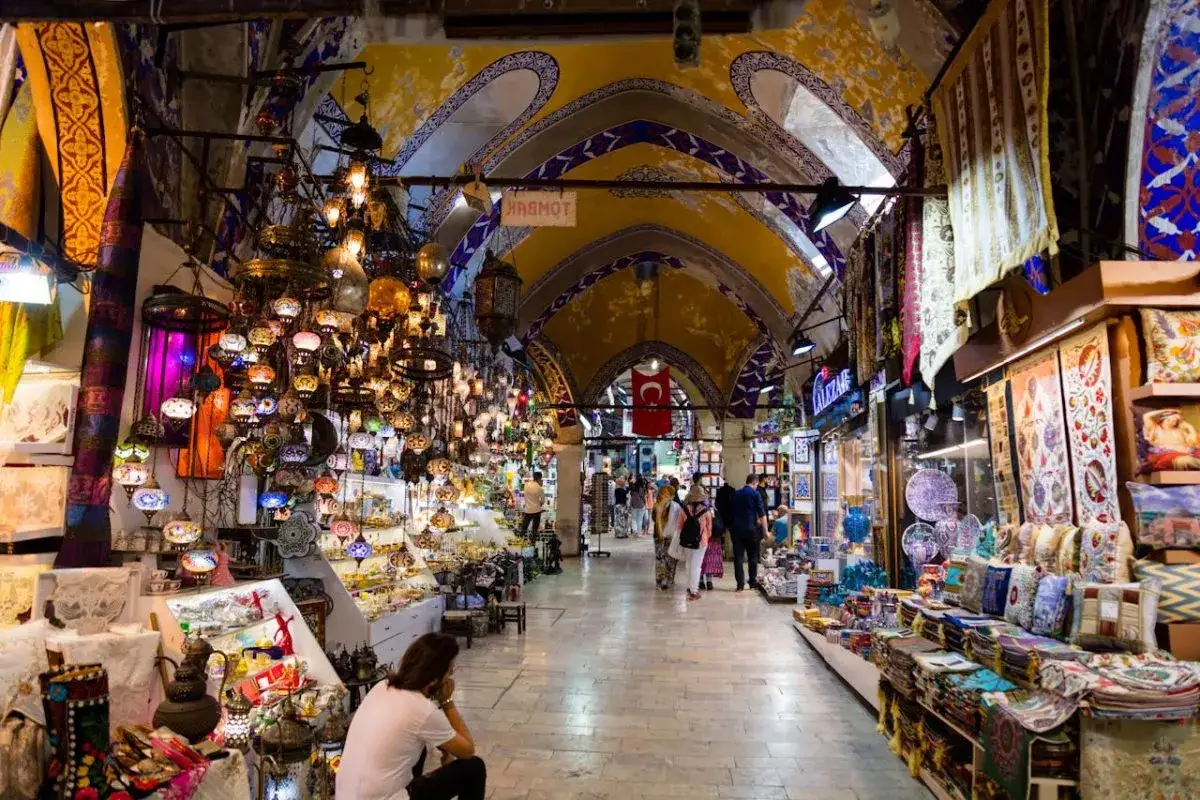 Kolorowe lampy, dywany i tekstylia – idealne pomysły, co kupić w Turcji. Tłoczny bazar pełen orientalnych skarbów.