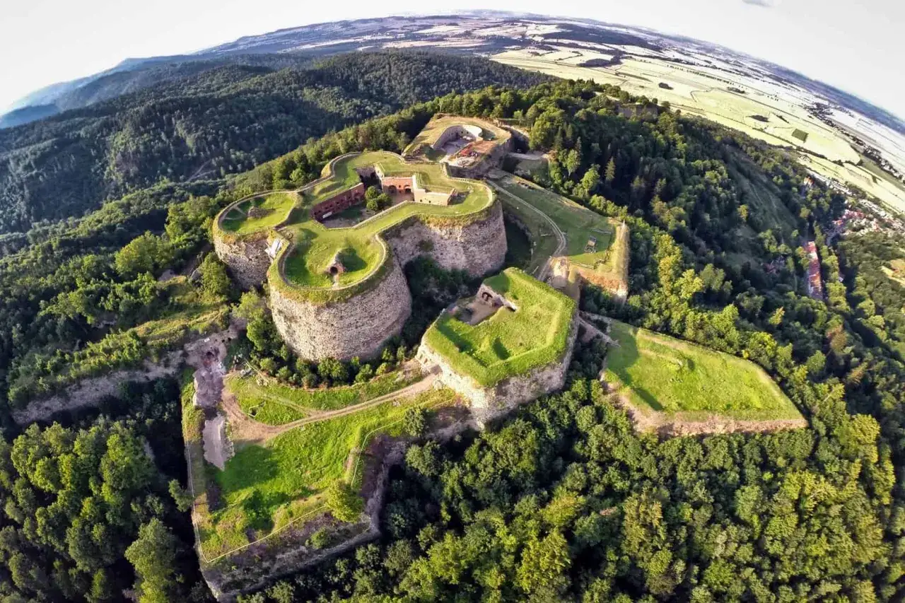 Twierdza Srebrna Góra – fascynujące atrakcje dla dzieci na Dolnym Śląsku. Potężne mury i zielone wzgórza zapraszają do odkrywania historii.