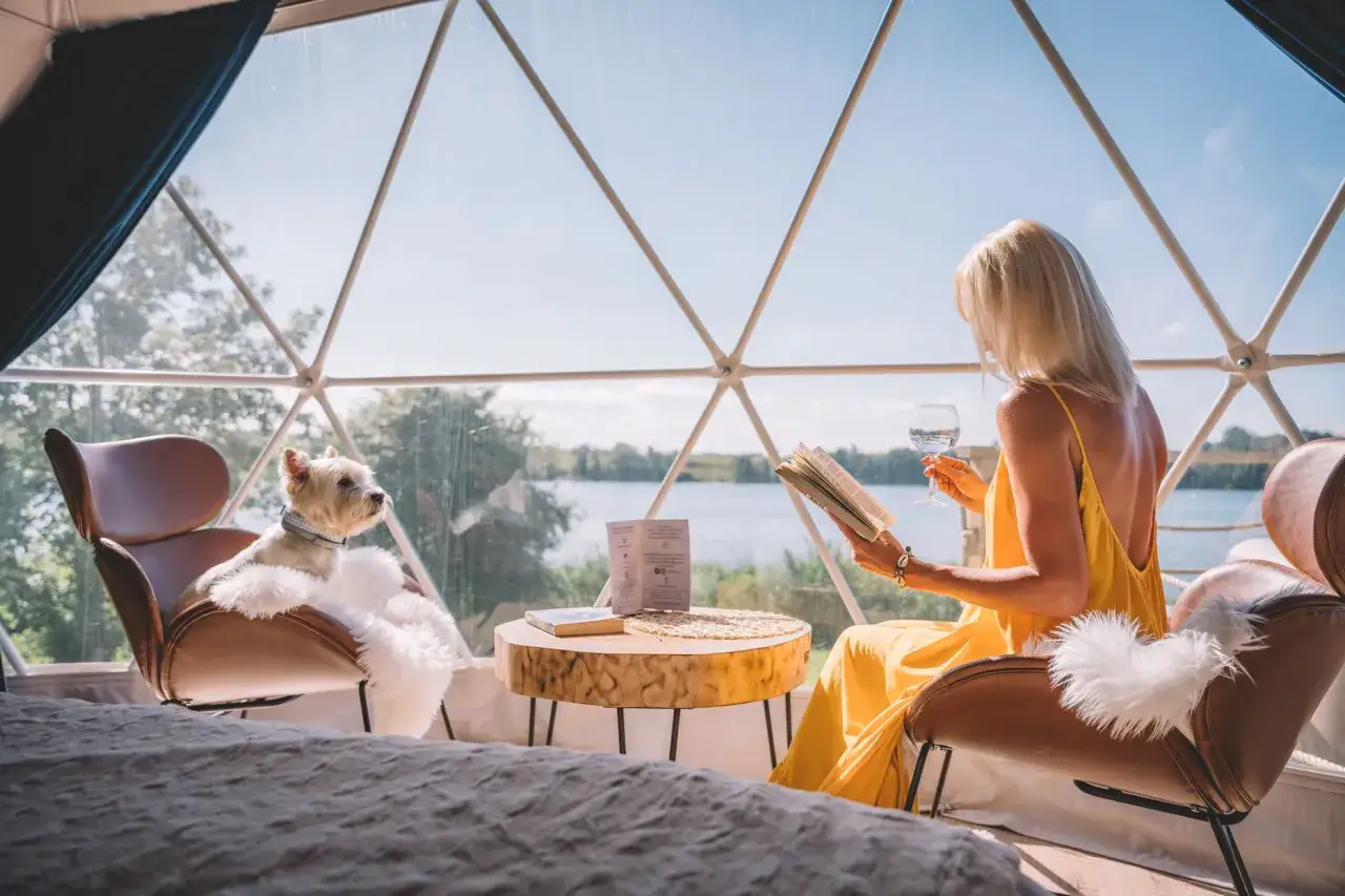 Idealne miejsce, gdzie na weekend we dwoje: relaks z książką i winem, a piesek towarzyszy w przytulnym domku z widokiem na jezioro.