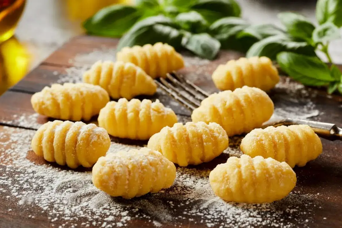 Domowe gnocchi, idealne do sosu pomidorowego lub pesto. Poznaj nasz gnocchi przepis z czym podawać, by stworzyć pyszne danie.