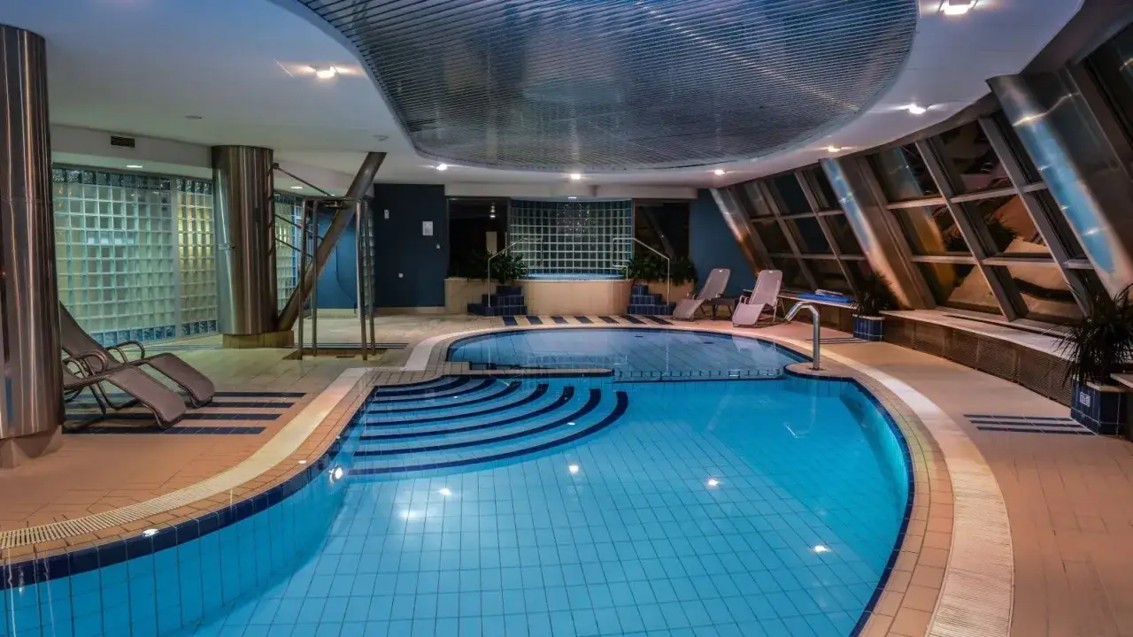 Basen w Hotelu Belweder Ustroń. Opinie gości często podkreślają jego nowoczesny design i komfort.