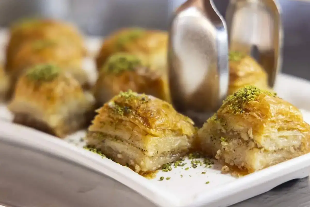 Słodka baklava, idealna na deser. Ten przepis na baklawę jest prosty i pyszny.