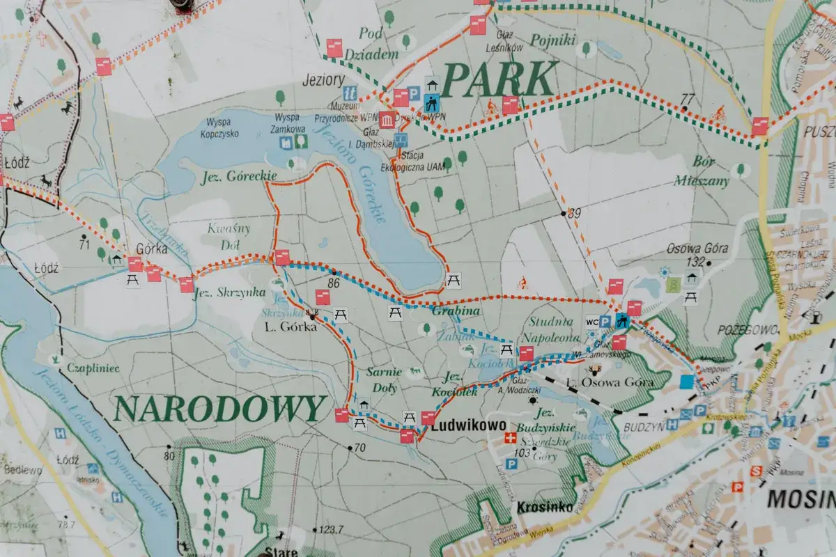 Wielkopolski Park Narodowy: mapa szlaków, jezior (Góreckie, Skrzynka), wzgórz (Osowa Góra) i ciekawostek przyrodniczych.