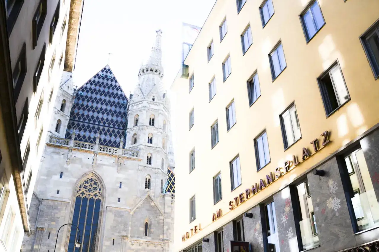 Wiedeń rynek. Katedra św. Szczepana i hotel Am Stephansplatz.