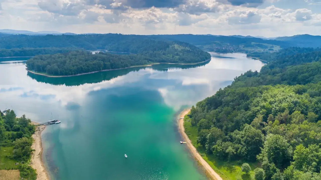 Bieszczady: jezioro Solińskie otoczone lasami, idealne miejsce na wypoczynek. Warto zobaczyć to miejsce!