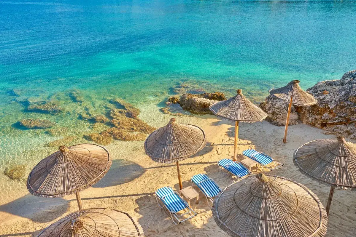 Piękna plaża w Albanii z leżakami i parasolami. Sprawdź atrakcyjne ceny w Albanii na wakacje!