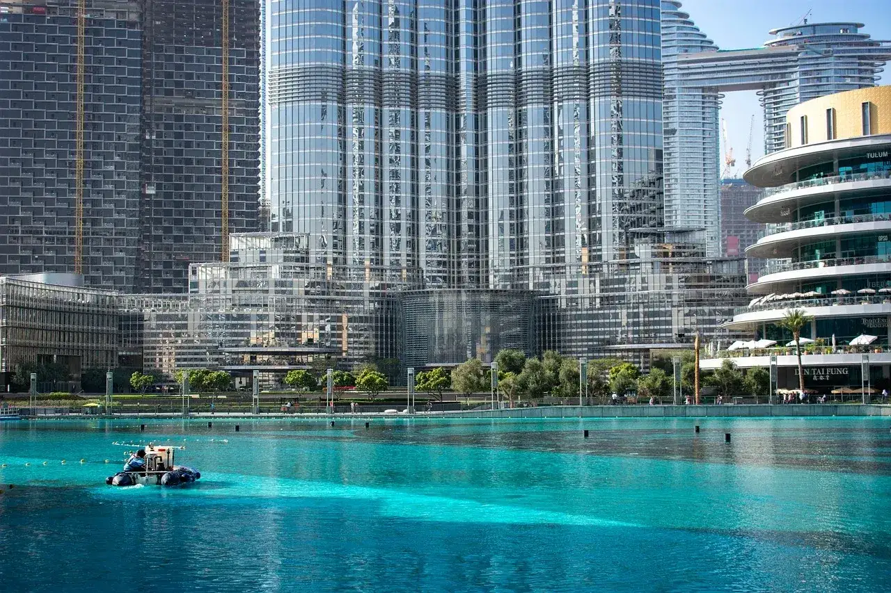 Błękitna woda, nowoczesne budynki i Burj Khalifa. Ceny w Dubaju mogą przyprawić o zawrót głowy, ale widoki są niezapomniane.