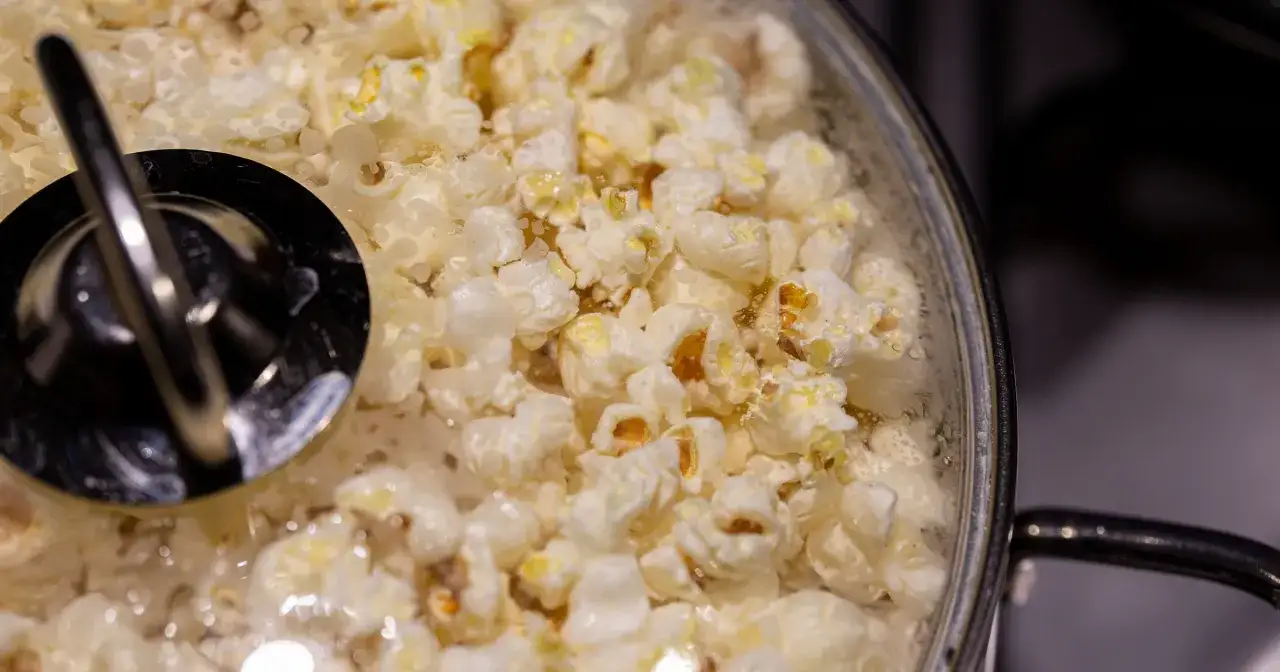 Pyszny popcorn w garnku, właśnie gotowy do jedzenia. Prosty sposób, jak zrobić popcorn w garnku, by cieszyć się nim w domu.