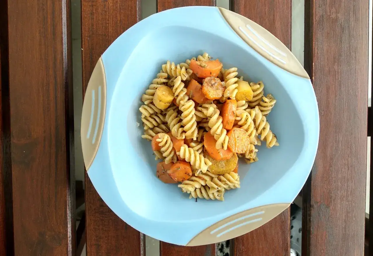 Kolorowy makaron fusilli z pieczoną marchewką i ziemniakami. Idealne co na obiad dla dzieci, proste i zdrowe.