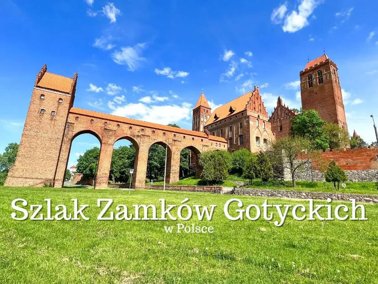 Potężne zamki krzyżackie w Polsce, z charakterystycznymi arkadami i ceglanymi wieżami, górują nad zielonymi terenami.