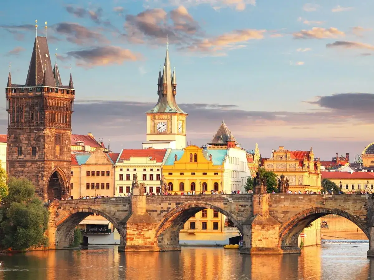 Most Karola w Pradze, z wieżami i kolorowymi kamienicami, to idealne miejsce na odkrywanie ciekawostek o Czechach.