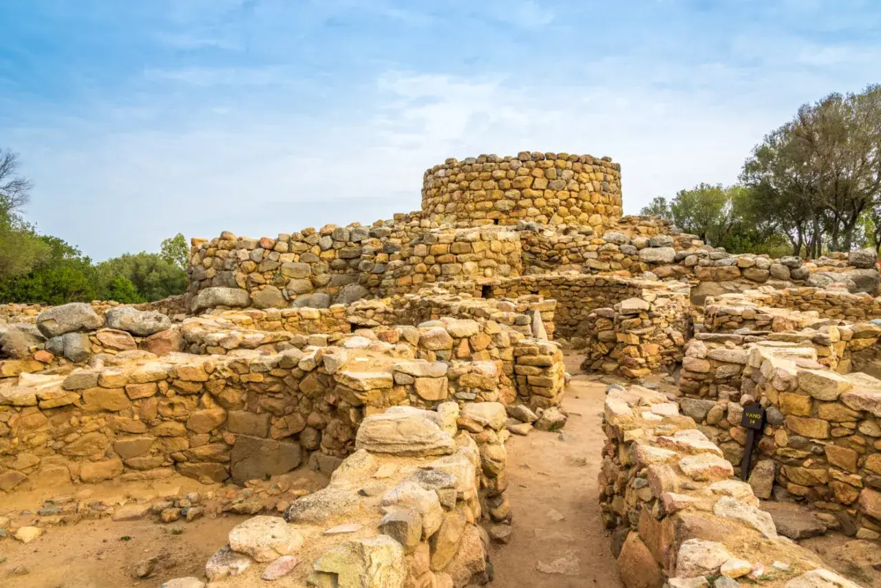 Starożytne ruiny Nuraghe na Sardynii. To fascynujące miejsce, które warto zobaczyć, odkrywając historię wyspy.