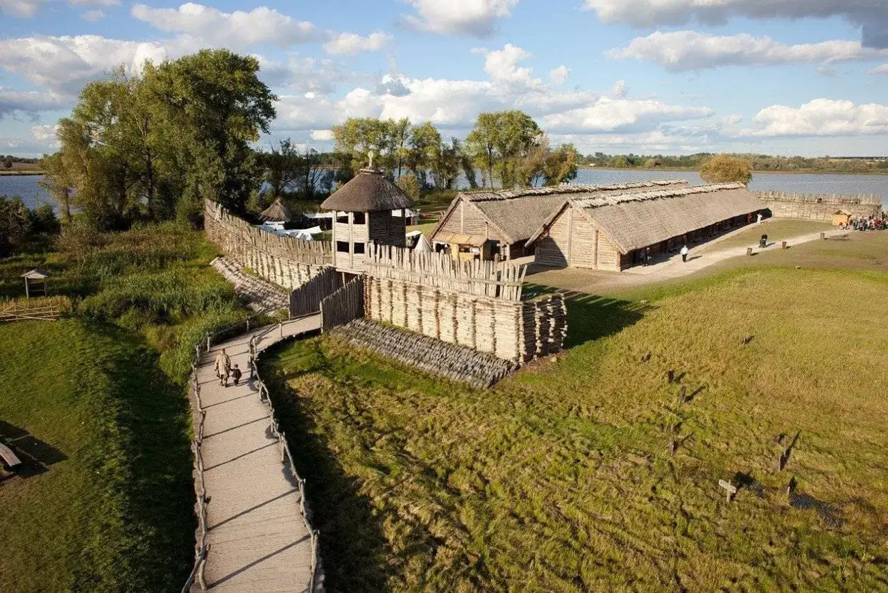 Skansen w Skorzęcinie - rekonstrukcja osady obronnej z wieżą i chatami krytymi strzechą. Wspaniałe atrakcje dla całej rodziny.