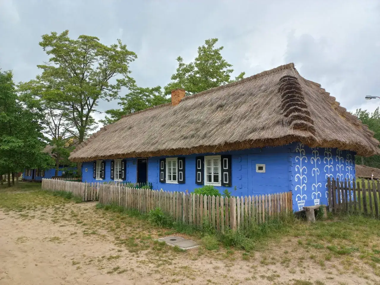 Niebieskie chaty z krytymi strzechą dachami, ozdobione białymi wzorami. Idealne ciekawe miejsca 150 km od Warszawy, by poczuć klimat dawnej wsi.