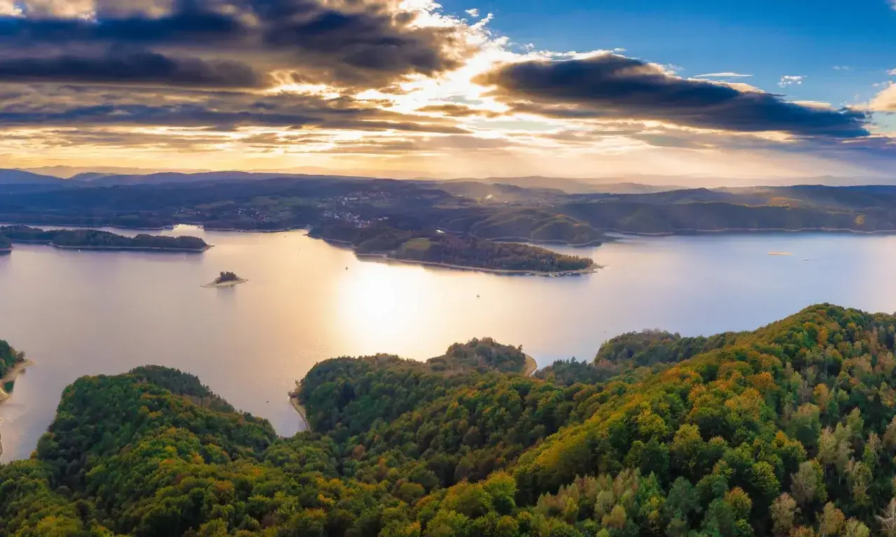 Zachód słońca nad Soliną. Warto zobaczyć Bieszczady jesienią, gdy drzewa mienią się kolorami, a jezioro odbija niebo.