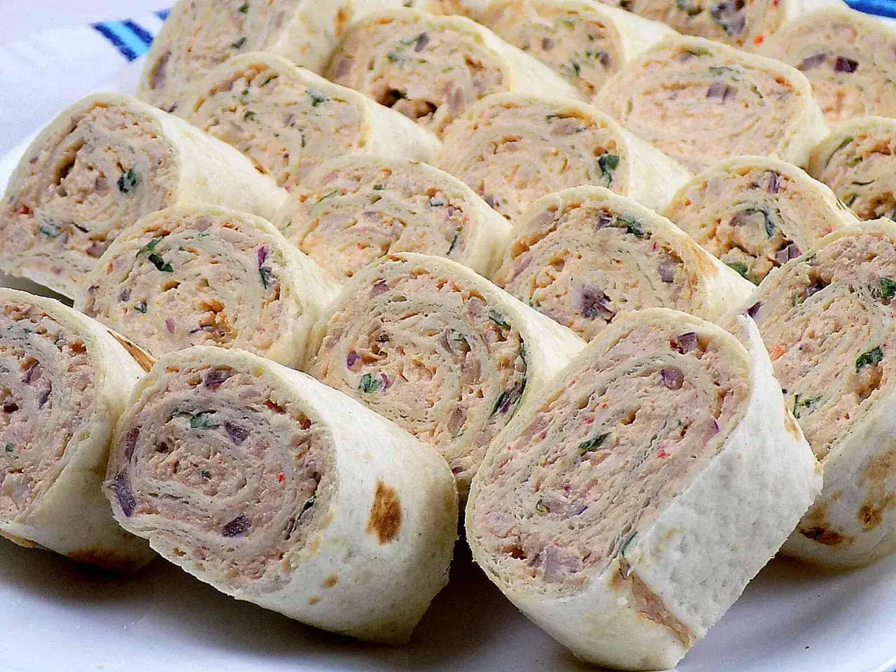 Roladki z tortilli z kremowym nadzieniem, idealne na przekąskę. Wiele pomysłów na tortille przepisy na nadzienie.