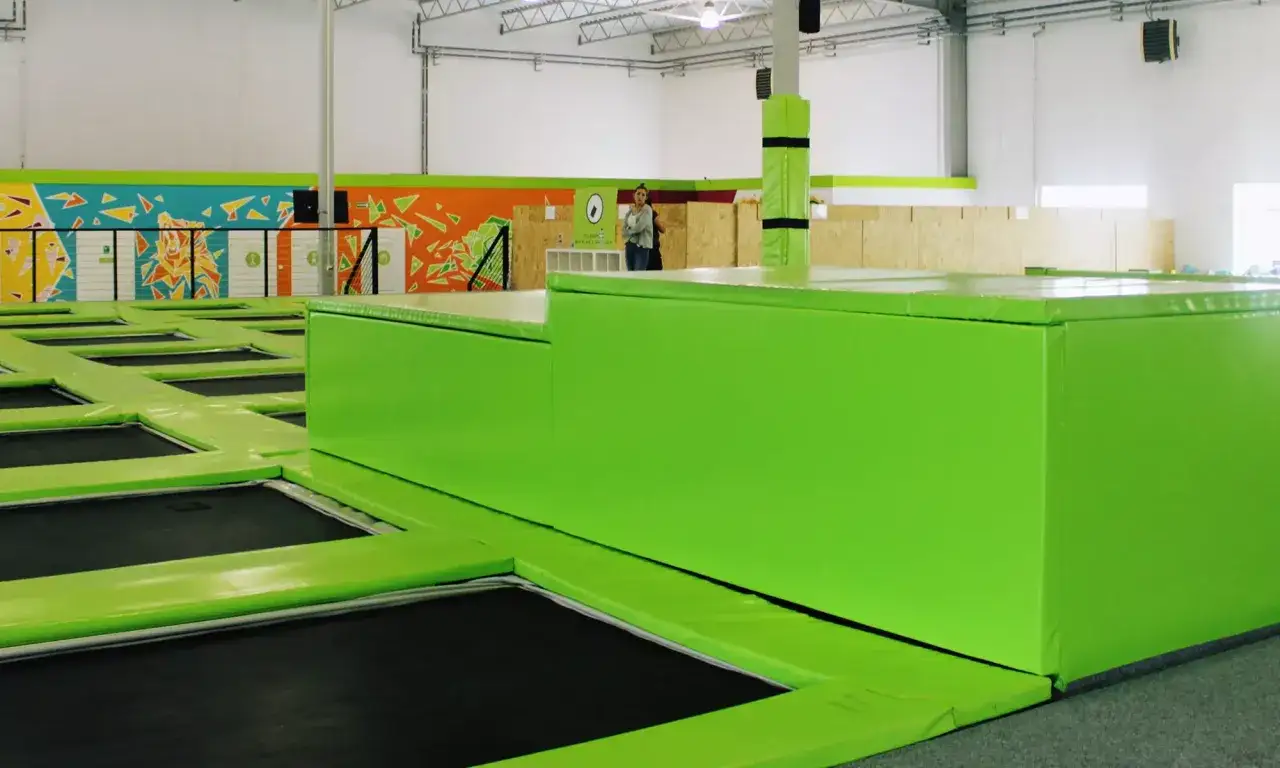 Wesołe trampoliny i kolorowe ściany – idealne poznańskie atrakcje dla dzieci pod dachem.