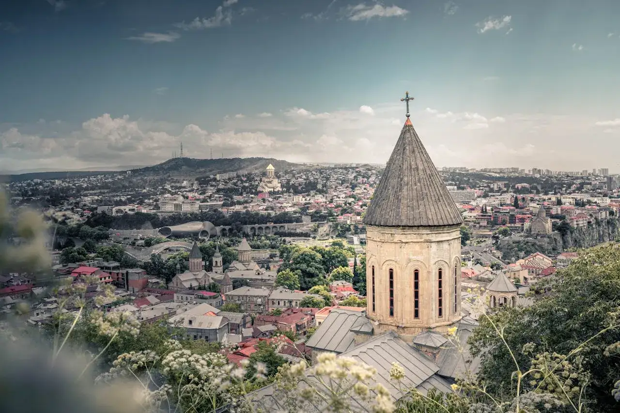Widok na Tbilisi z kościołem w pierwszym planie. Miasto wygląda spokojnie, więc można śmiało pytać: czy w Gruzji jest bezpiecznie?