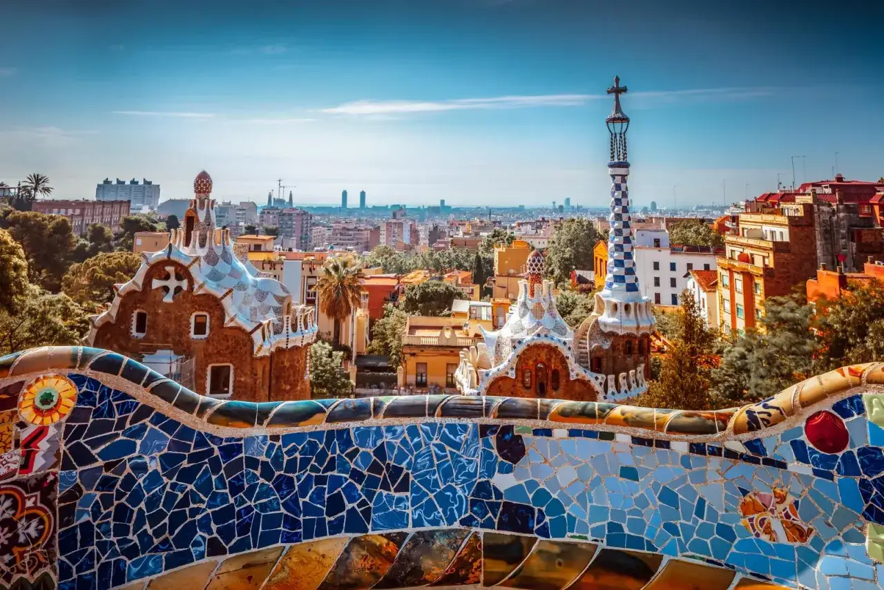 Kolorowa mozaika w Parku Güell w Barcelonie. To miejsce pełne jest ciekawostek o Hiszpanii, jak te bajkowe budowle.