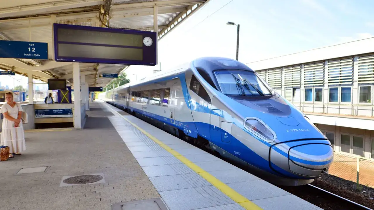 Pendolino gotowe do podróży, kiedy pendolino do Szczecina. Na peronie czeka kobieta.