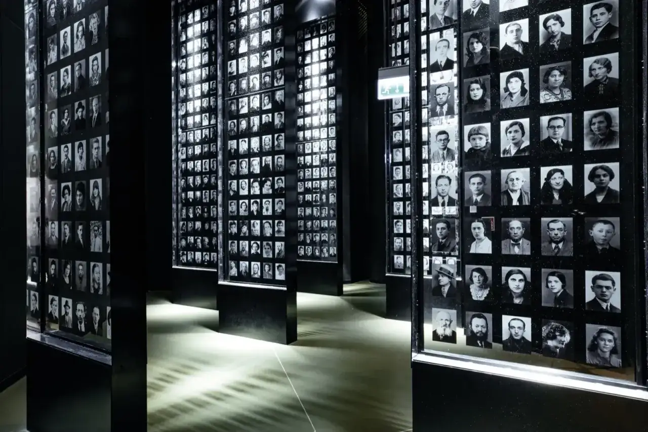 Wystawa w Muzeum II Wojny Światowej w Gdańsku. Setki czarno-białych zdjęć ludzi, których losy związane są z wojną.
