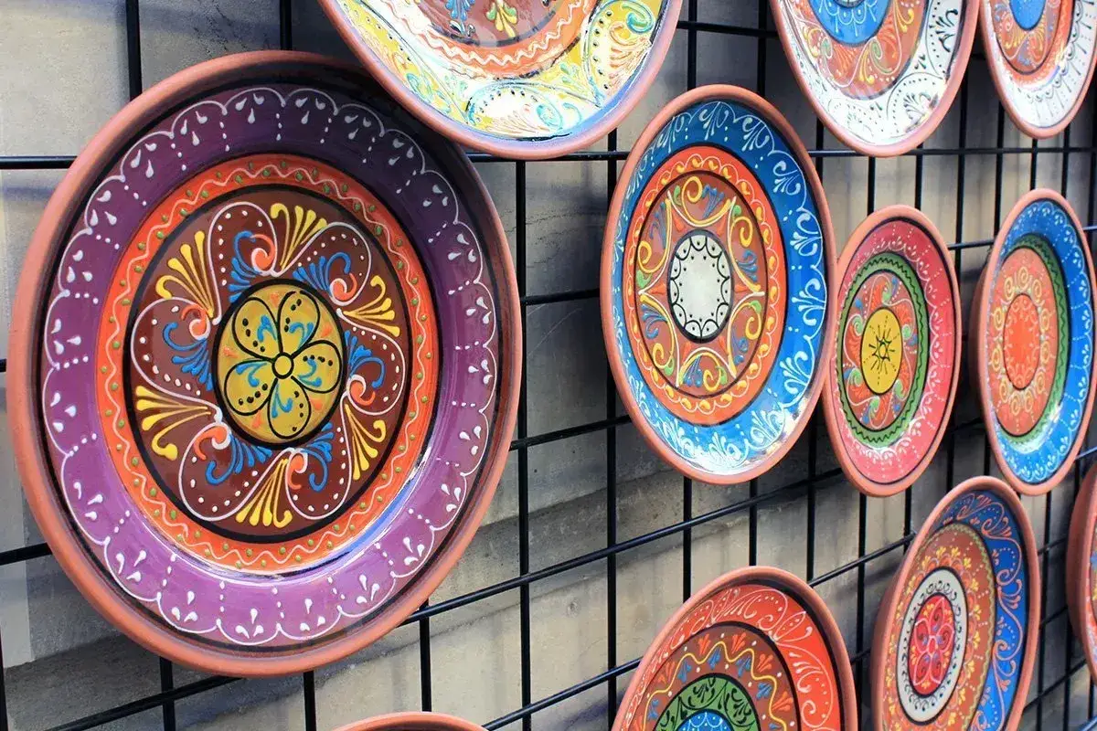 Kolorowe, ręcznie malowane talerze ceramiczne, idealne jako pamiątka. Zastanawiasz się, co przywieźć z Hiszpanii? Te talerze to świetny pomysł!