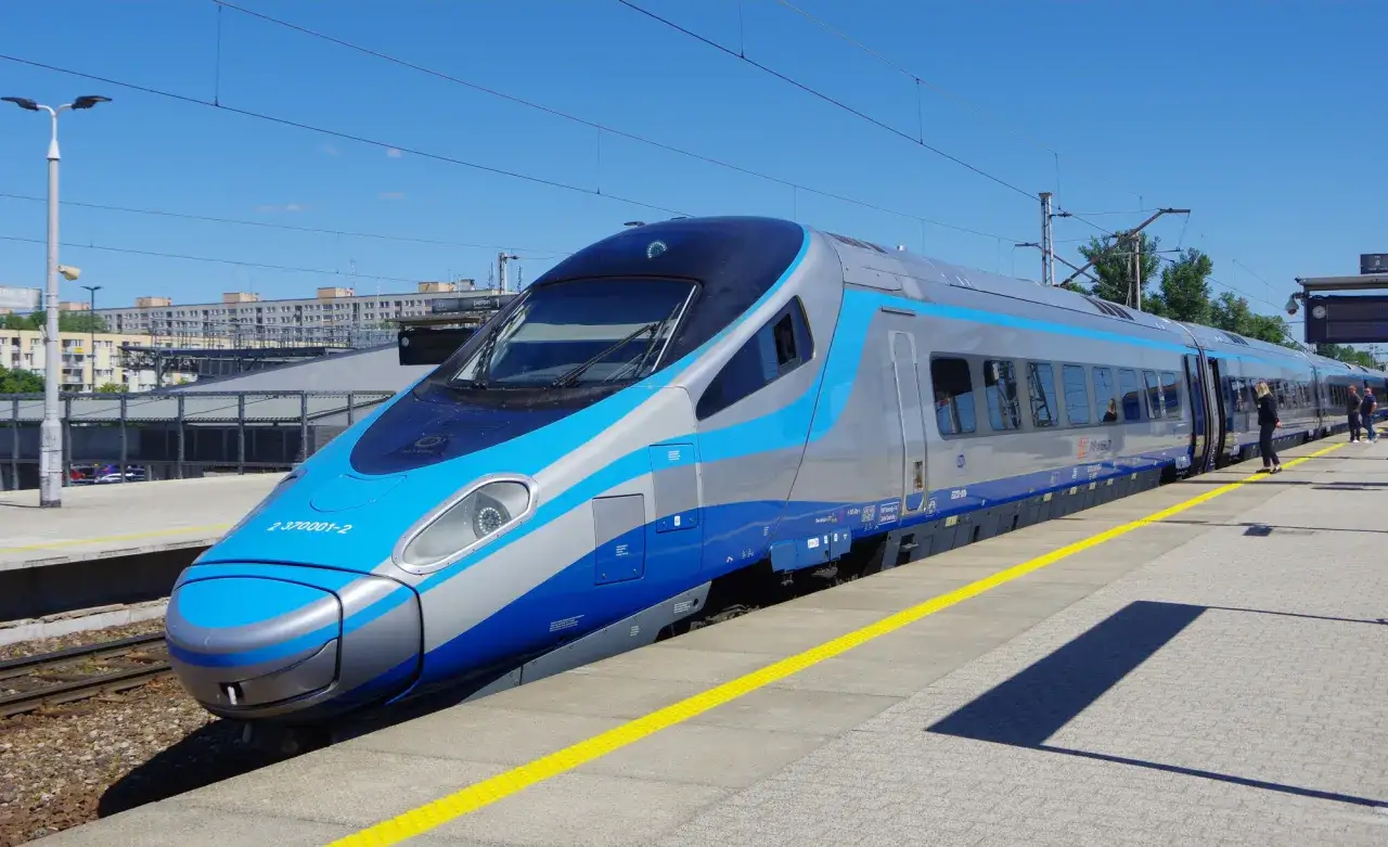 Pendolino czeka na pasażerów, kiedy pendolino do Szczecina. Nowoczesny pociąg stoi na peronie w słoneczny dzień.