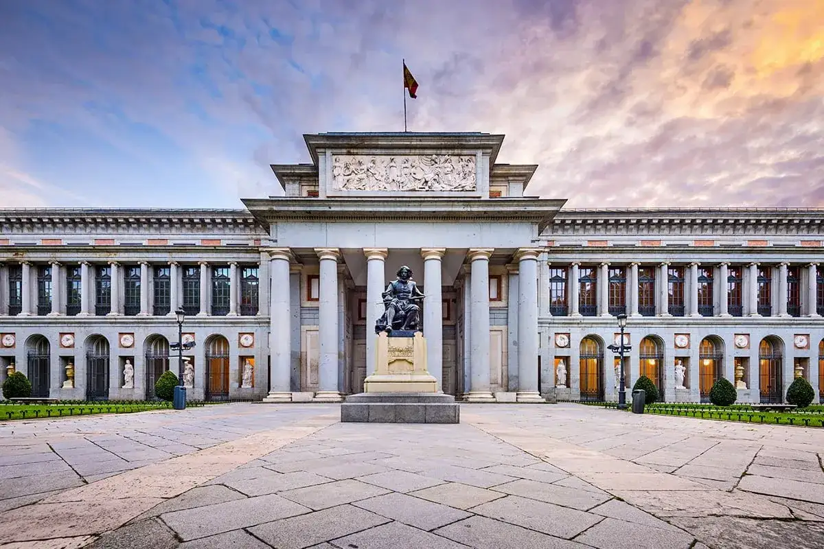 Majestatyczne muzeum w Madrycie z pomnikiem przed wejściem.
