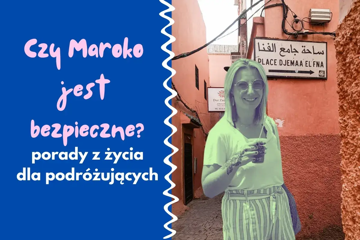 Uśmiechnięta turystka w Maroku, pod znakiem 