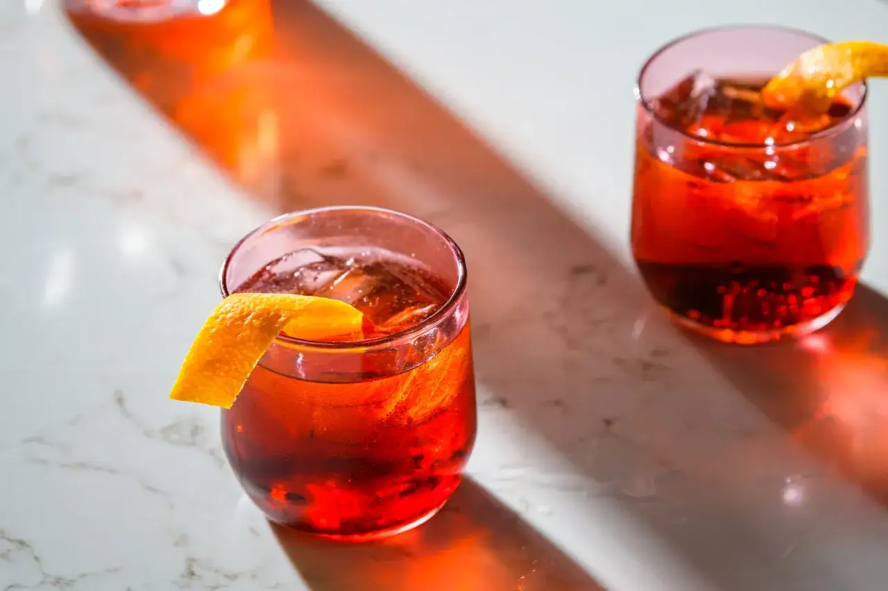 Dwa orzeźwiające Negroni z pomarańczą, idealne na letnie popołudnie. Prosty negroni przepis.