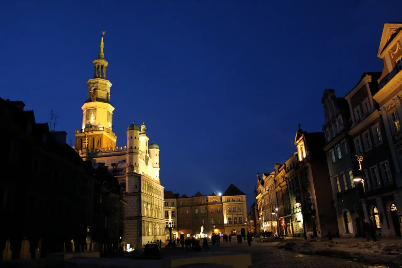 Nocny Rynek w Poznaniu, idealne miejsce na romantyczny spacer i odkrywanie poznańskich atrakcji dla par.