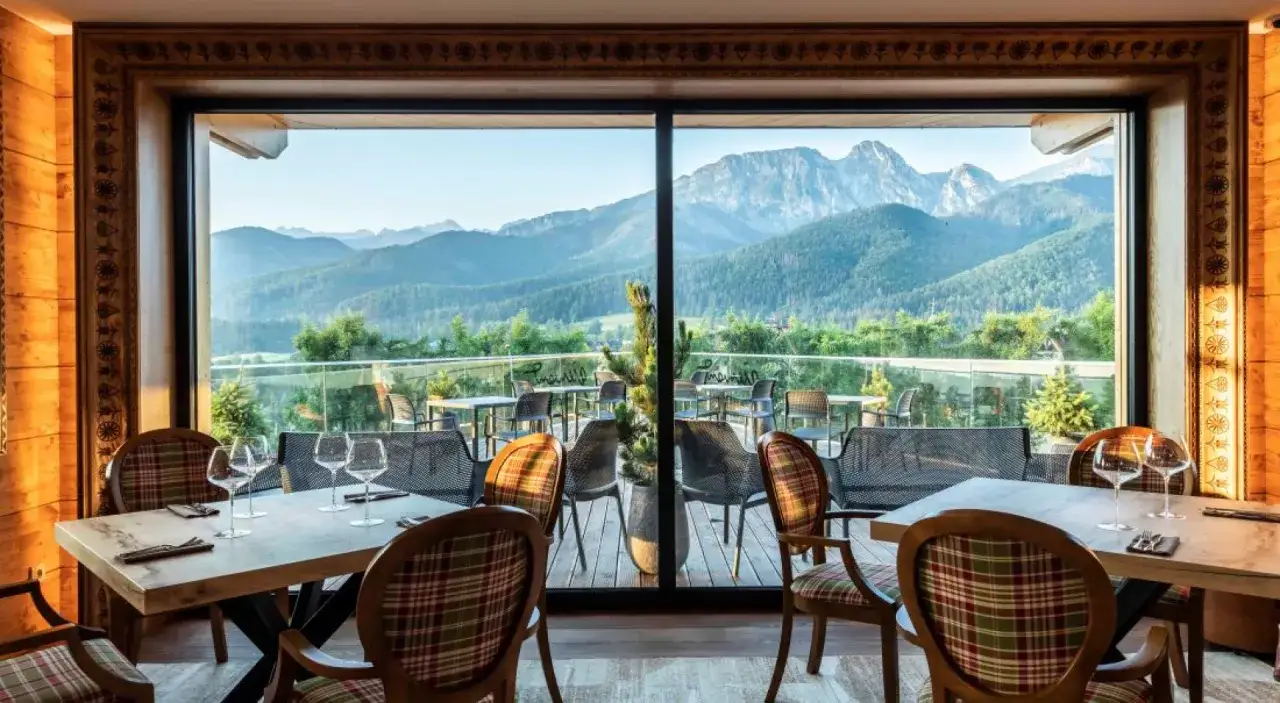 Elegancka restauracja z widokiem na Tatry. Idealne miejsce na romantyczną kolację, jak w najlepszych restauracjach z gwiazdką Michelin Polska.