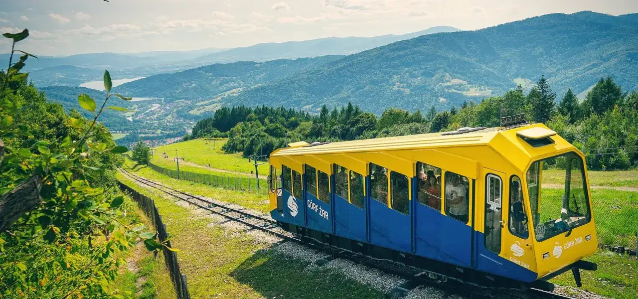Kolejka linowo-terenowa na Górę Żar, oferująca wspaniałe widoki i atrakcje.