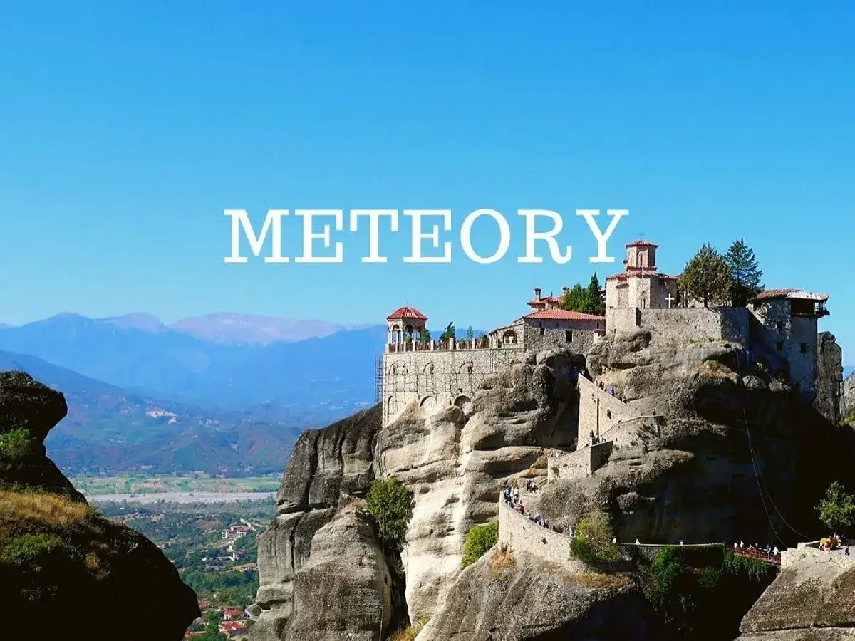 Niesamowite klasztory Meteory w Grecji, zbudowane na skalnych filarach, zapierają dech w piersiach.