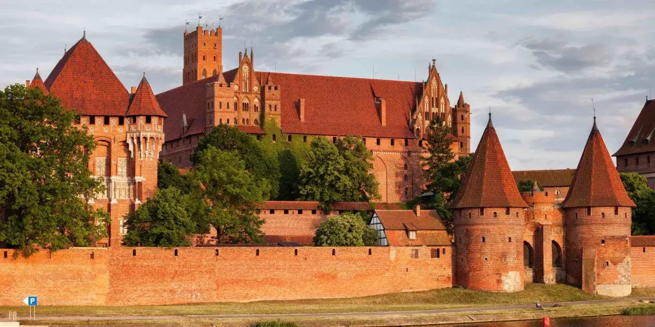 Zamek w Malborku, największa ceglana twierdza świata, to fascynujące ciekawostki o Polsce.