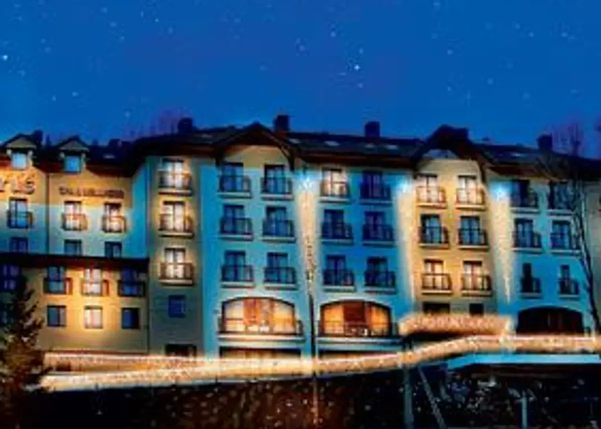 Hotel Elbrus Spa & Wellness nocą, oświetlony, z gwiazdami na niebie. Wiele pozytywnych hotel elbrus spa & wellness opinie.