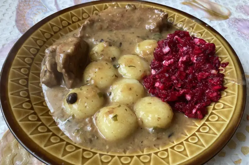 Kluski śląskie z gulaszem i buraczkami. Idealny zestaw, by dowiedzieć się, z czym podawać kluski śląskie.